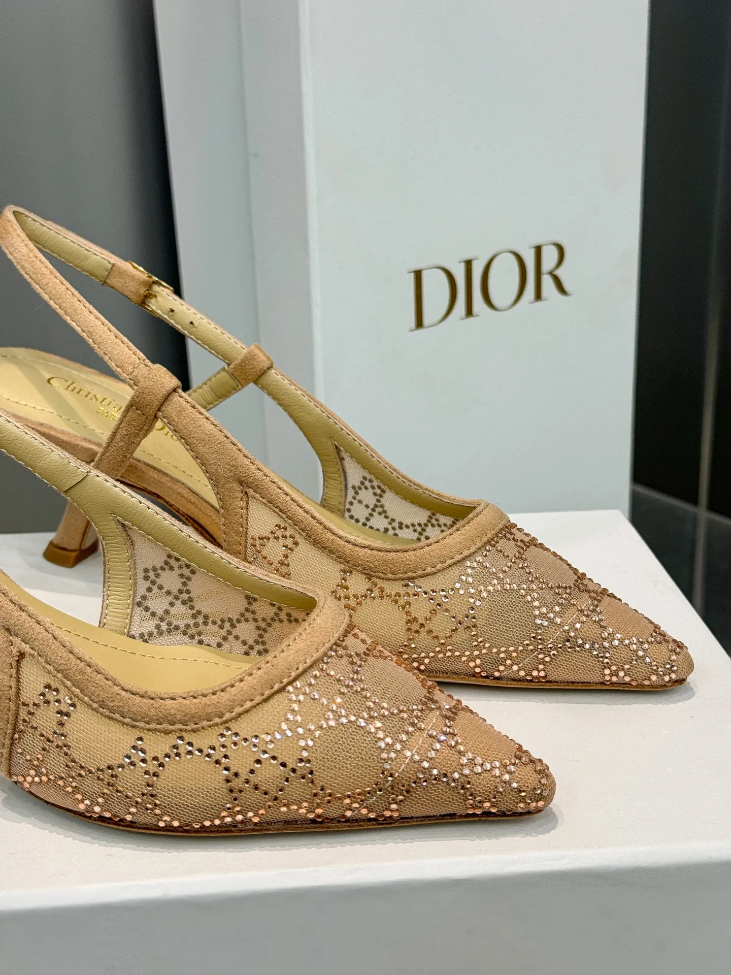 👟👟Ex-factory price 580👟👟 Dior 2025 spring and summer catwalk new style bling...bling...crystal shoes Capture series high-heeled women's shoes Star-same rhinestone square toe cannage pattern cat heel slip-on sandals The top high-end version on the market Exclusive sale Material: Original custom mesh inlaid with hot Australian rhinestones + water-dyed sheepskin feet + original molded hardware buckles + Italian leather outsole Heel height: 6.5CM/9.5CM size: 34-43 (34.40.41.42.43. Customized, non-refundable)
